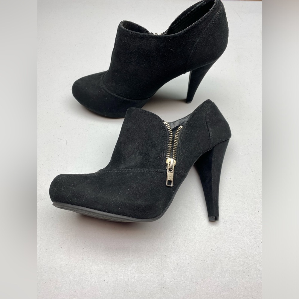 Fergalicious BLK Mock Suede Booties, 7.5 Spring Sale